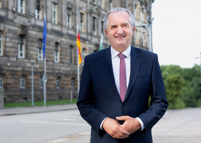 State Minister Thomas Schmidt standing in front of the Saxon State Chancellory 